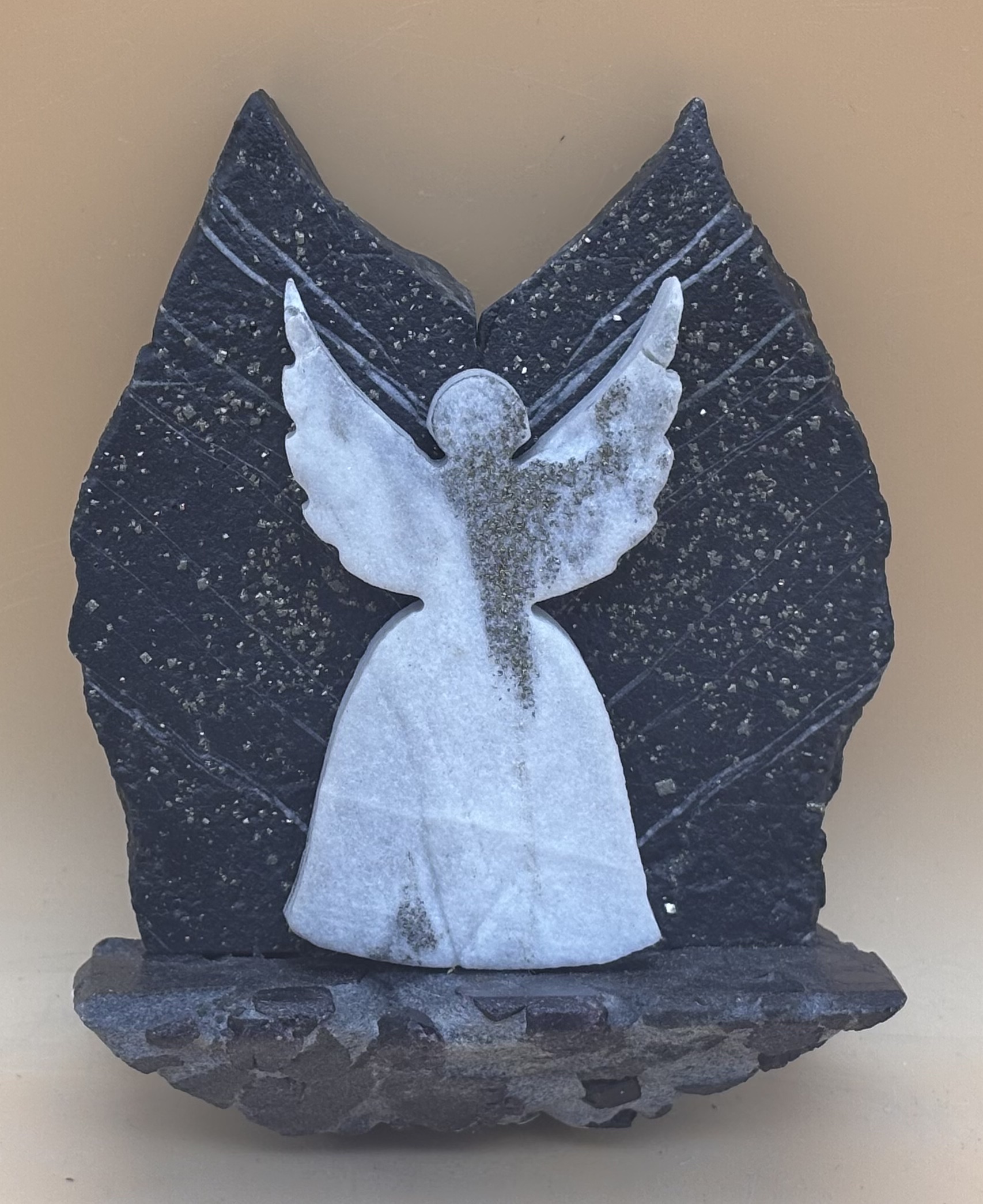 Goldmarmor Engel auf Nollapyrit-Schiefer