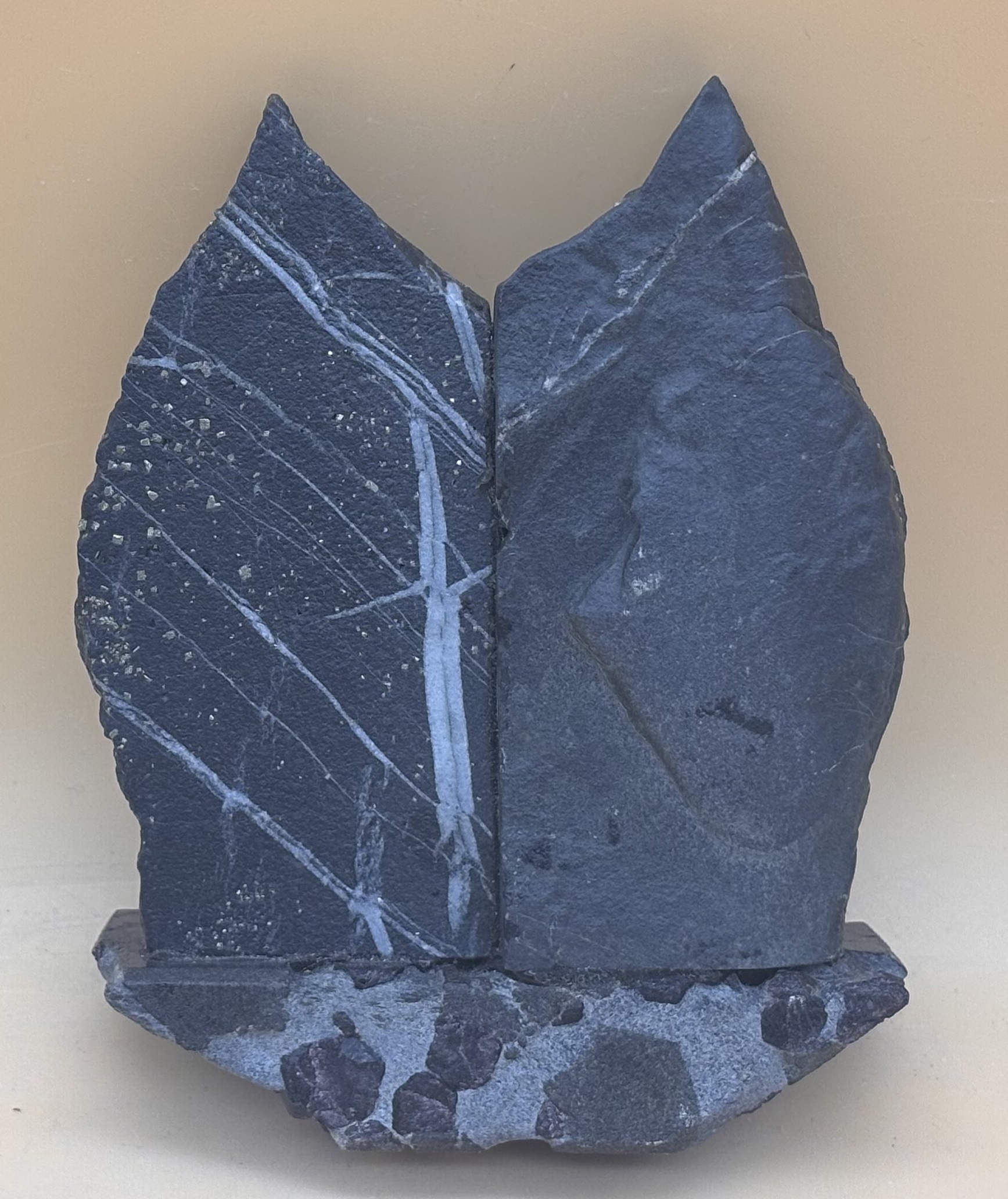 Goldmarmor Engel auf Nollapyrit-Schiefer – Bild 2